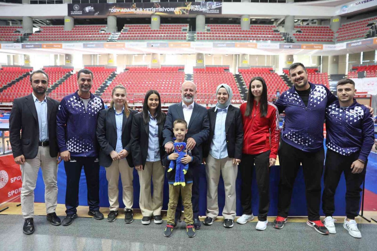 Başkan Çolakbayrakdar, Türkiye’nin dört bir yanından gelen sporcuları ziyaret etti