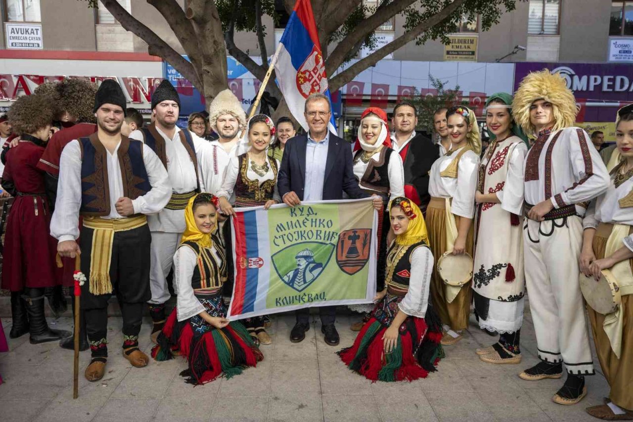 Festivalin kortej yürüyüşü ilçeye renk kattı