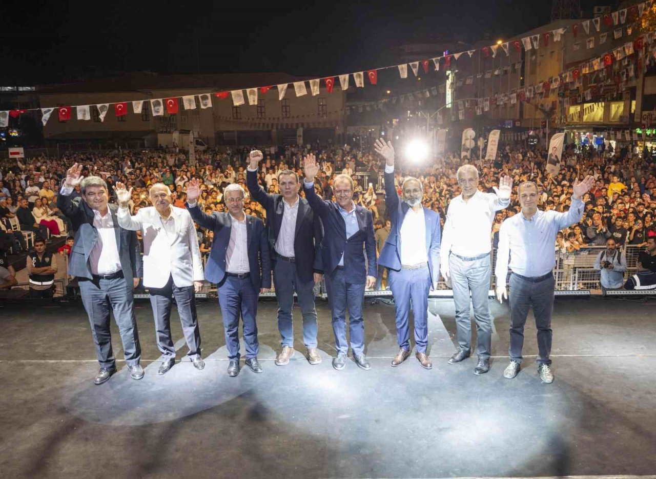 Festivalin kortej yürüyüşü ilçeye renk kattı