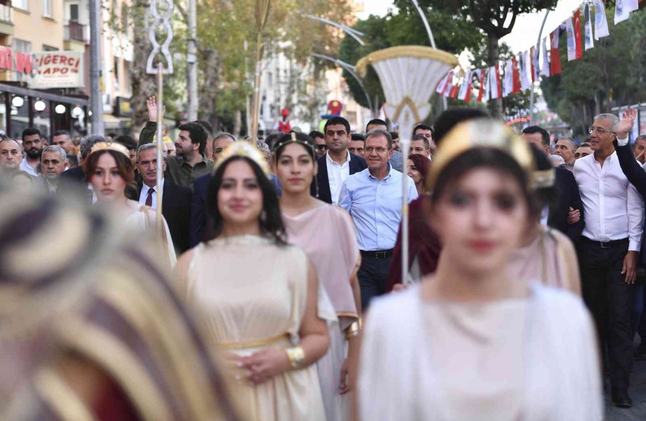 Festivalin kortej yürüyüşü ilçeye renk kattı