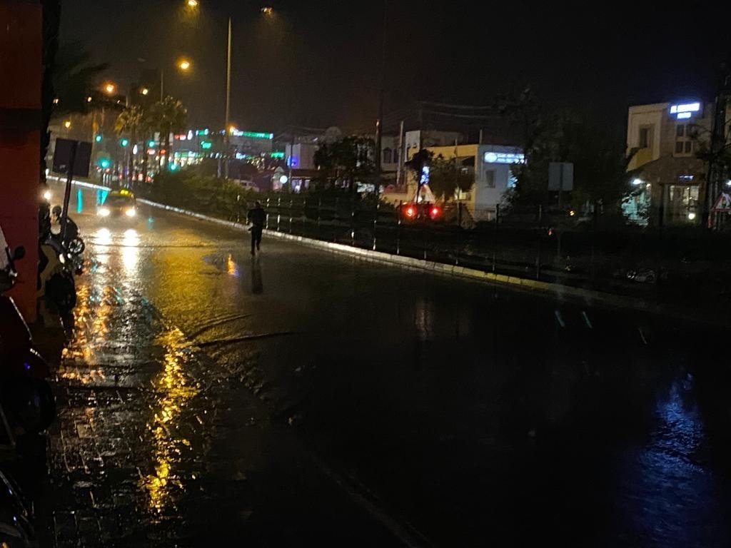Bodrum’da sağanak yağış cadde ve sokakları göle çevirdi