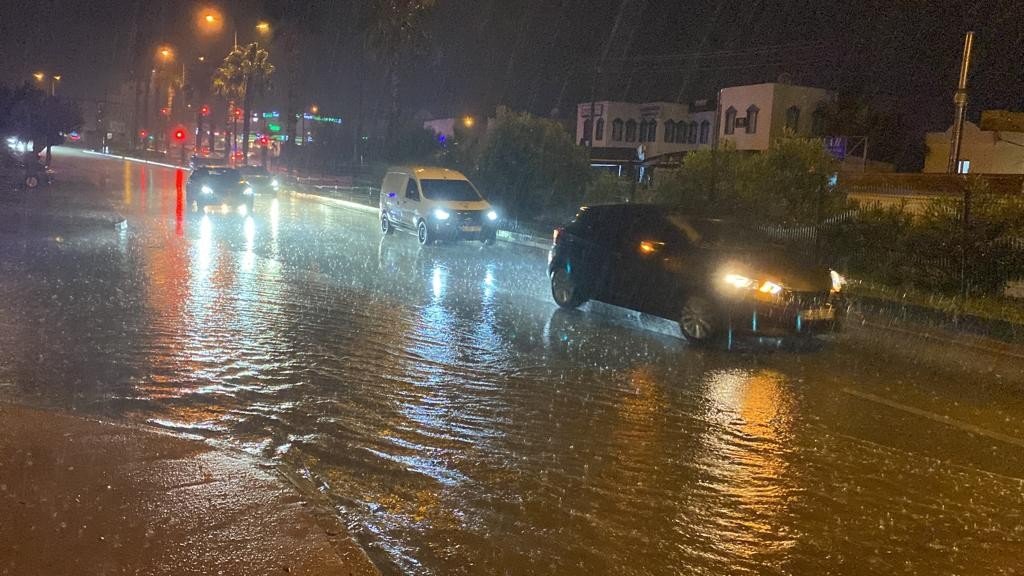 Bodrum’da sağanak yağış cadde ve sokakları göle çevirdi