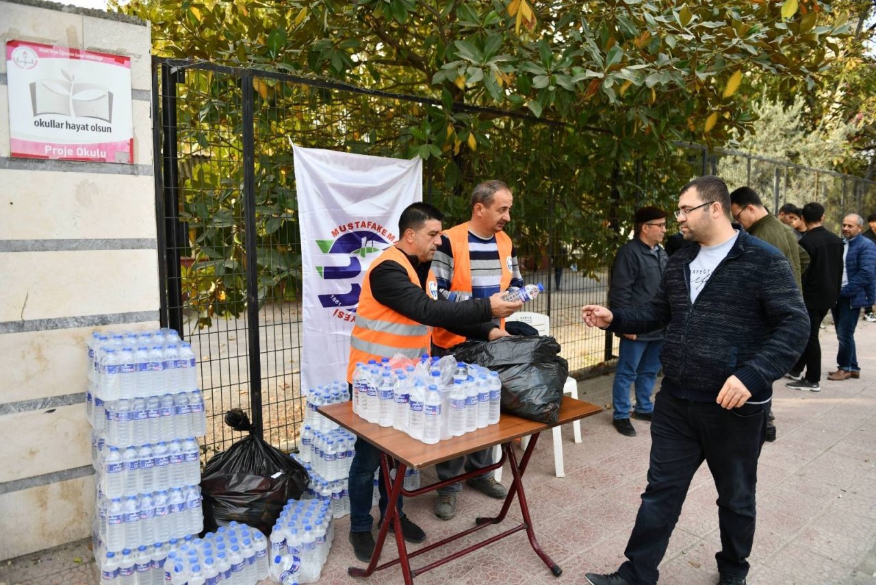 Mustafakemalpaşa Belediyesi KPPS’ye girenlerin heyecanına ortak oldu