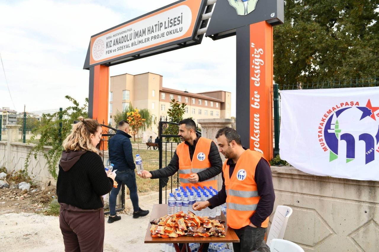 Mustafakemalpaşa Belediyesi KPPS’ye girenlerin heyecanına ortak oldu
