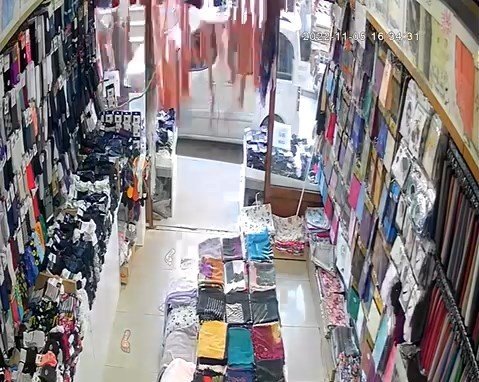 2 çocuklu aile ölümden saniyelerle kurtuldu, o anlar kameralara yansıdı