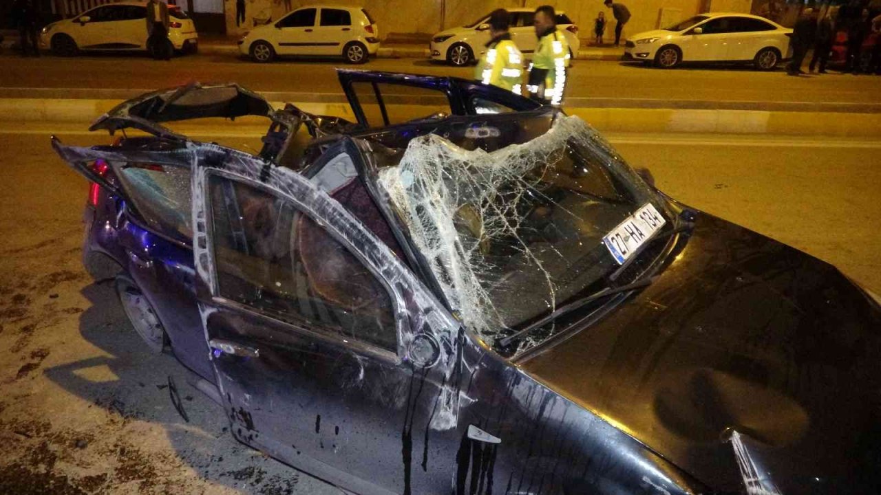 Otomobil metrelerce havaya uçup park halindeki aracın üzerine düştü