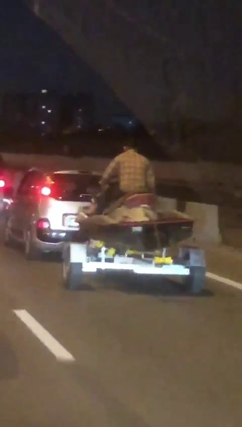 Tuzla’da ilginç görüntü: Denizde değil otoyolda jet ski ile yolculuk etti