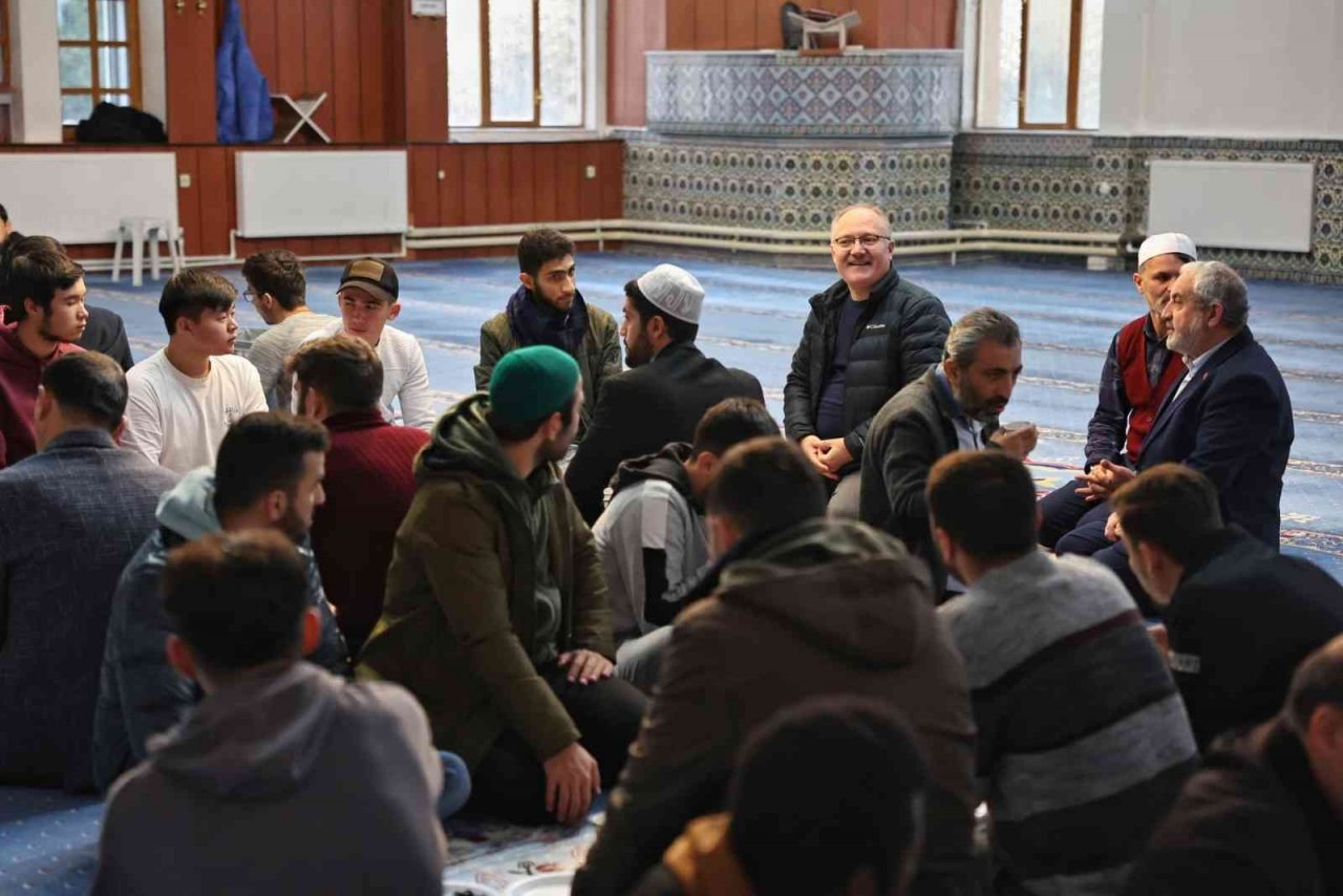 Üniversite gençliği camide buluştu