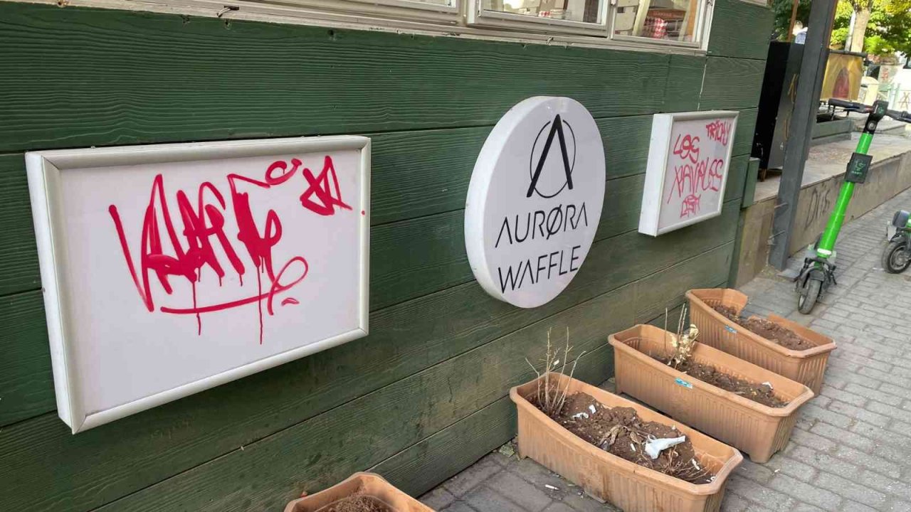 Dükkân camlarını spreyle boyadılar, marifetlerini kayıt altına aldılar