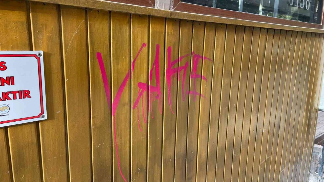 Dükkân camlarını spreyle boyadılar, marifetlerini kayıt altına aldılar