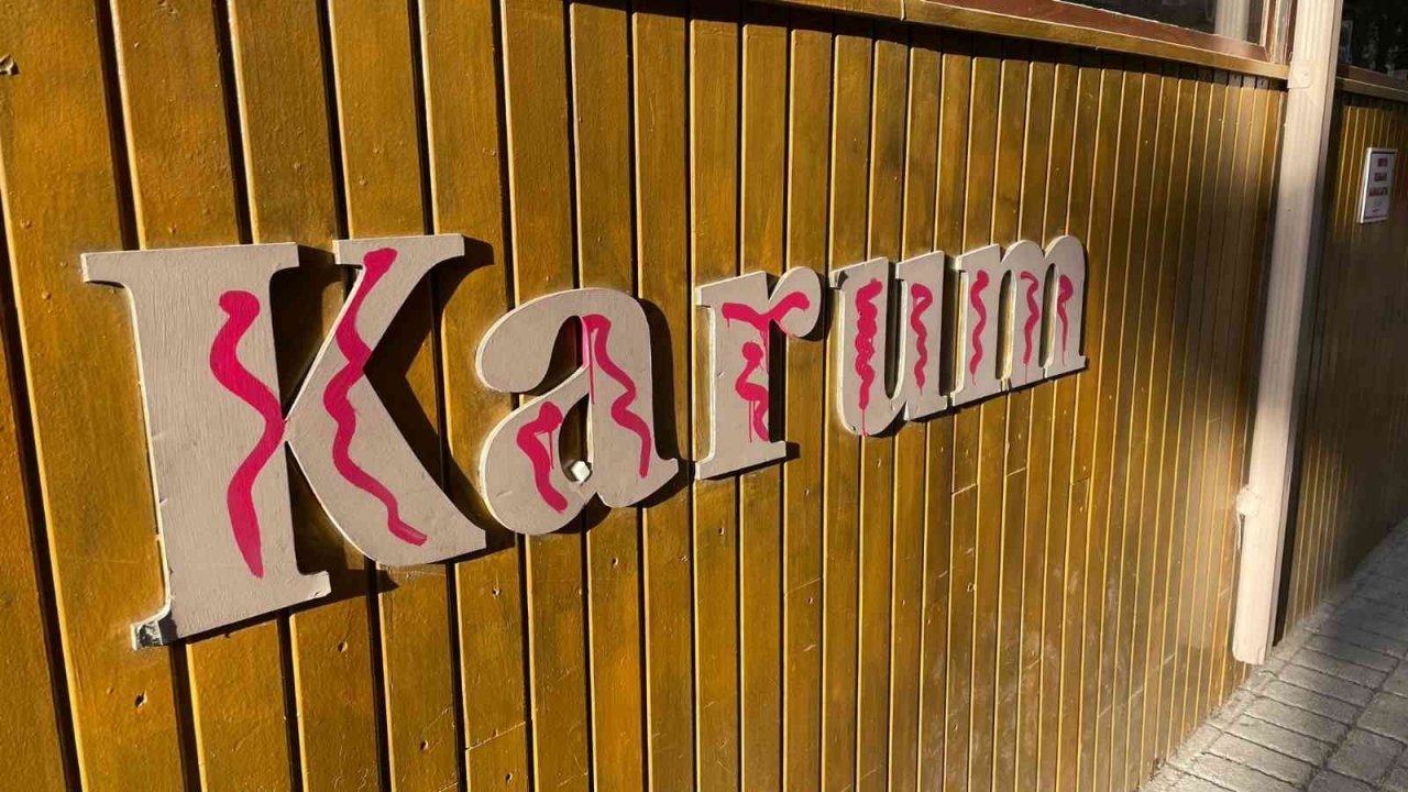 Dükkân camlarını spreyle boyadılar, marifetlerini kayıt altına aldılar