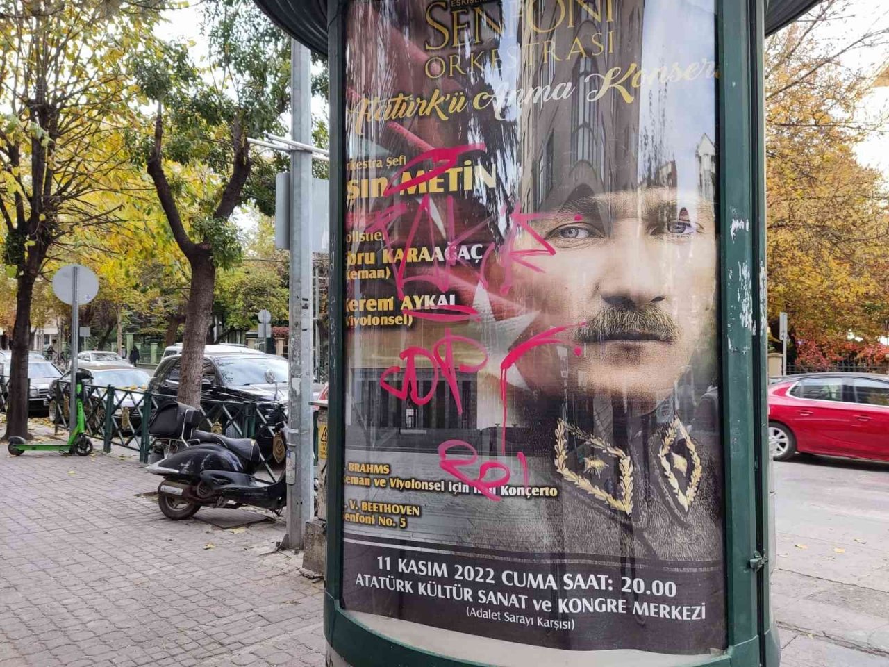 Dükkân camlarını spreyle boyadılar, marifetlerini kayıt altına aldılar