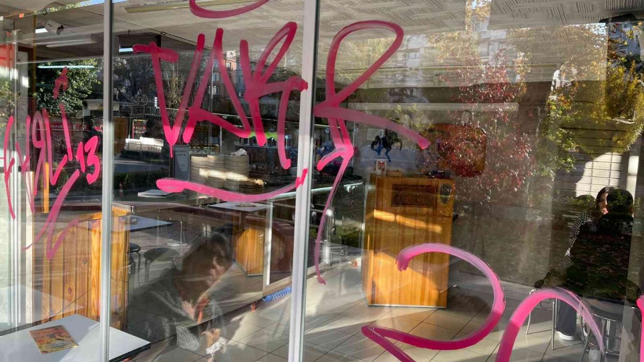 Dükkân camlarını spreyle boyadılar, marifetlerini kayıt altına aldılar