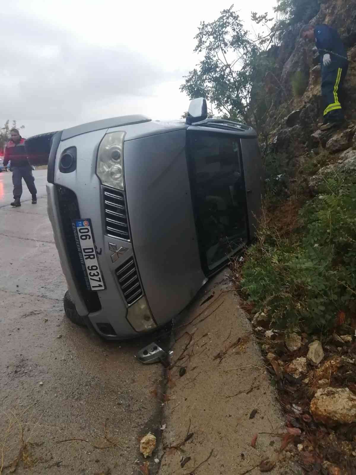 Antalya’da kontrolden çıkan kamyonet takla attı: 1 yaralı