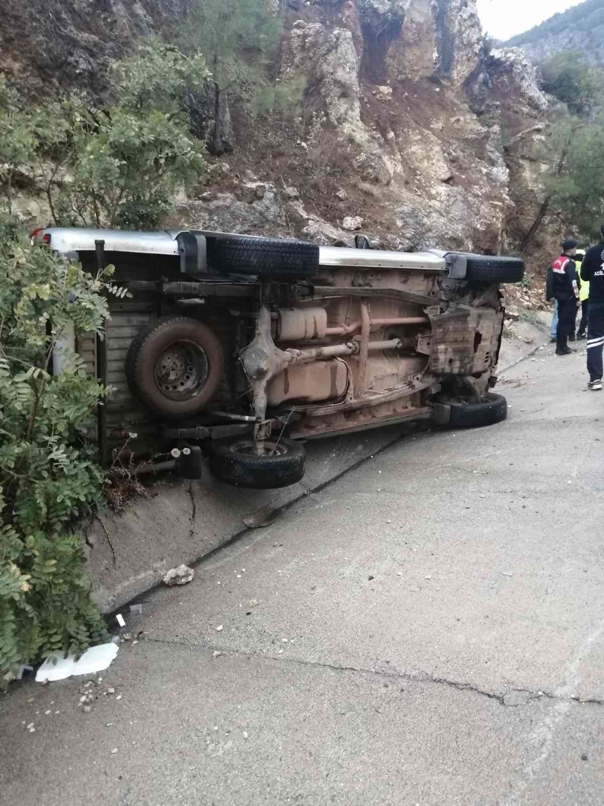 Antalya’da kontrolden çıkan kamyonet takla attı: 1 yaralı