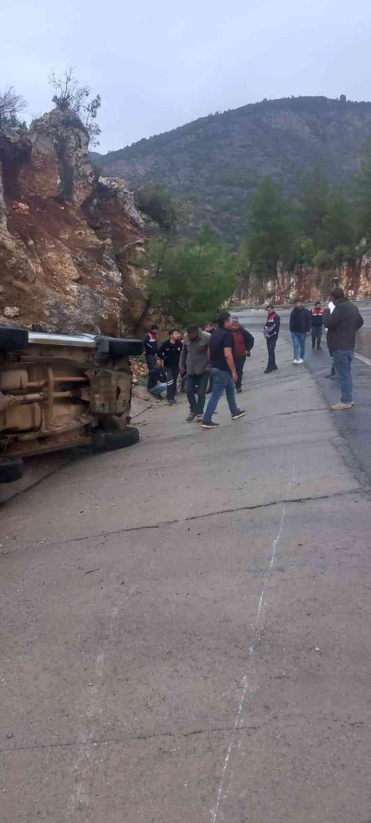 Antalya’da kontrolden çıkan kamyonet takla attı: 1 yaralı