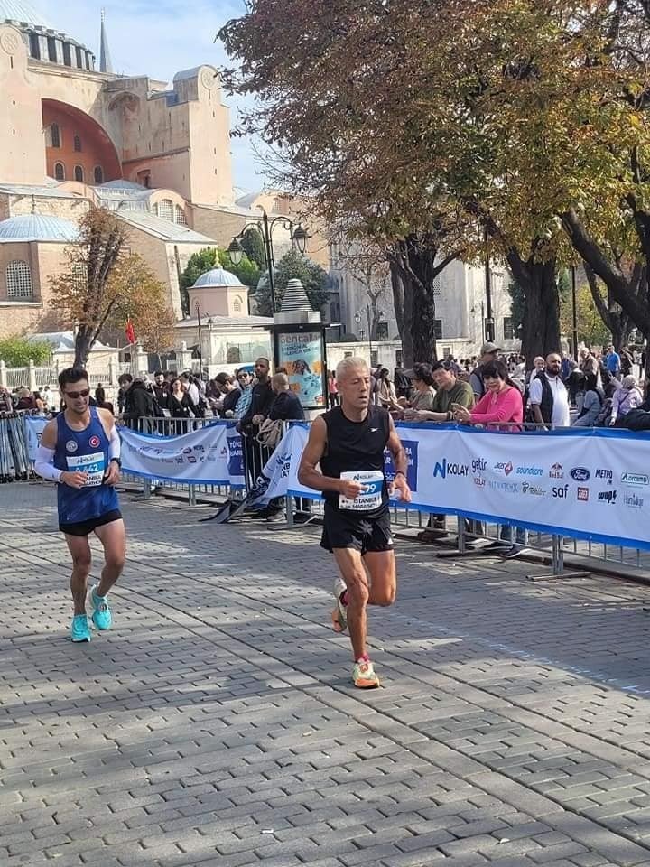 53 yaşındaki sporcu 42 kilometrelik maratonu 2.’likle tamamladı