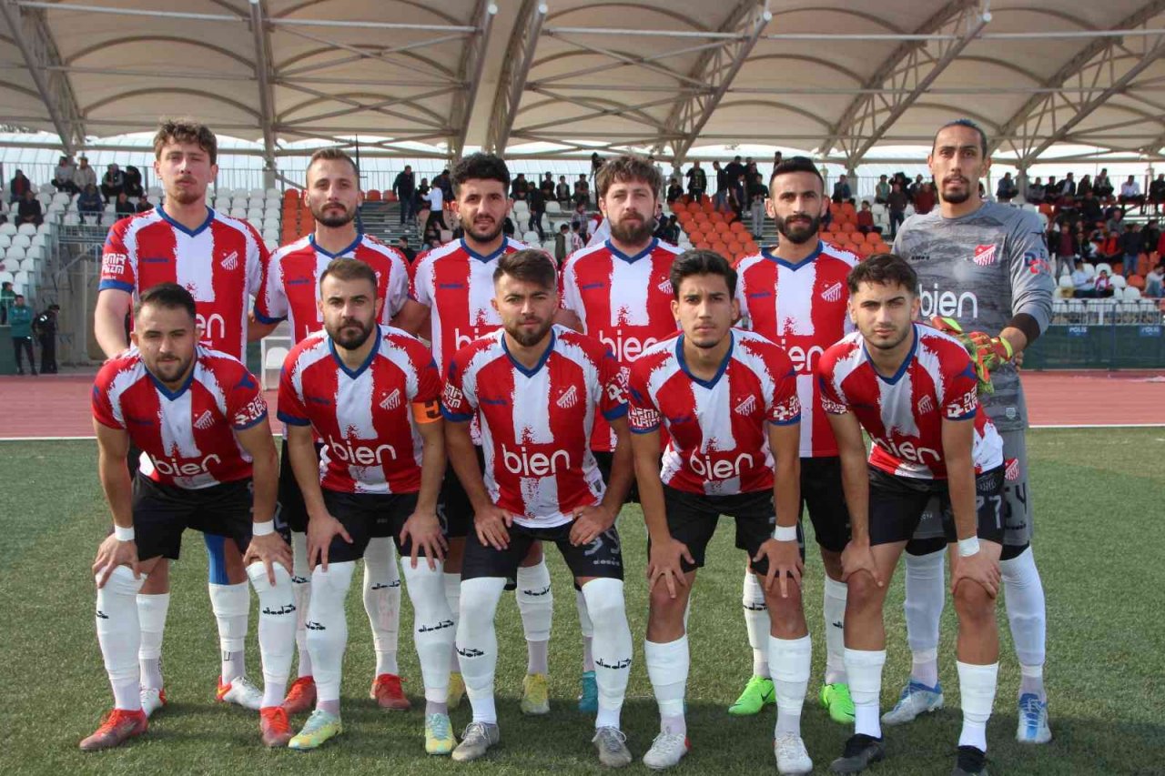 Kırmızı kart gören oyuncu 3 dakika daha sahada top oynadı