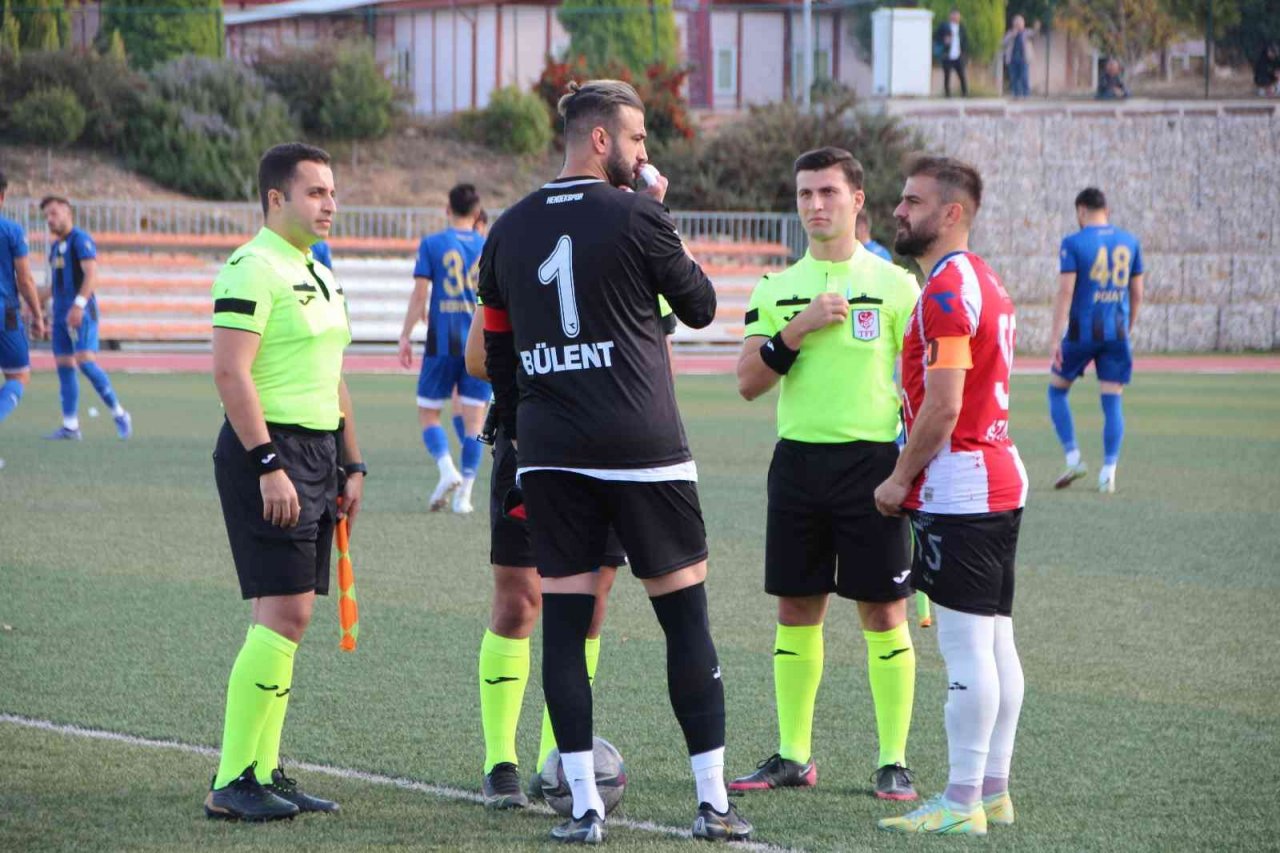 Kırmızı kart gören oyuncu 3 dakika daha sahada top oynadı