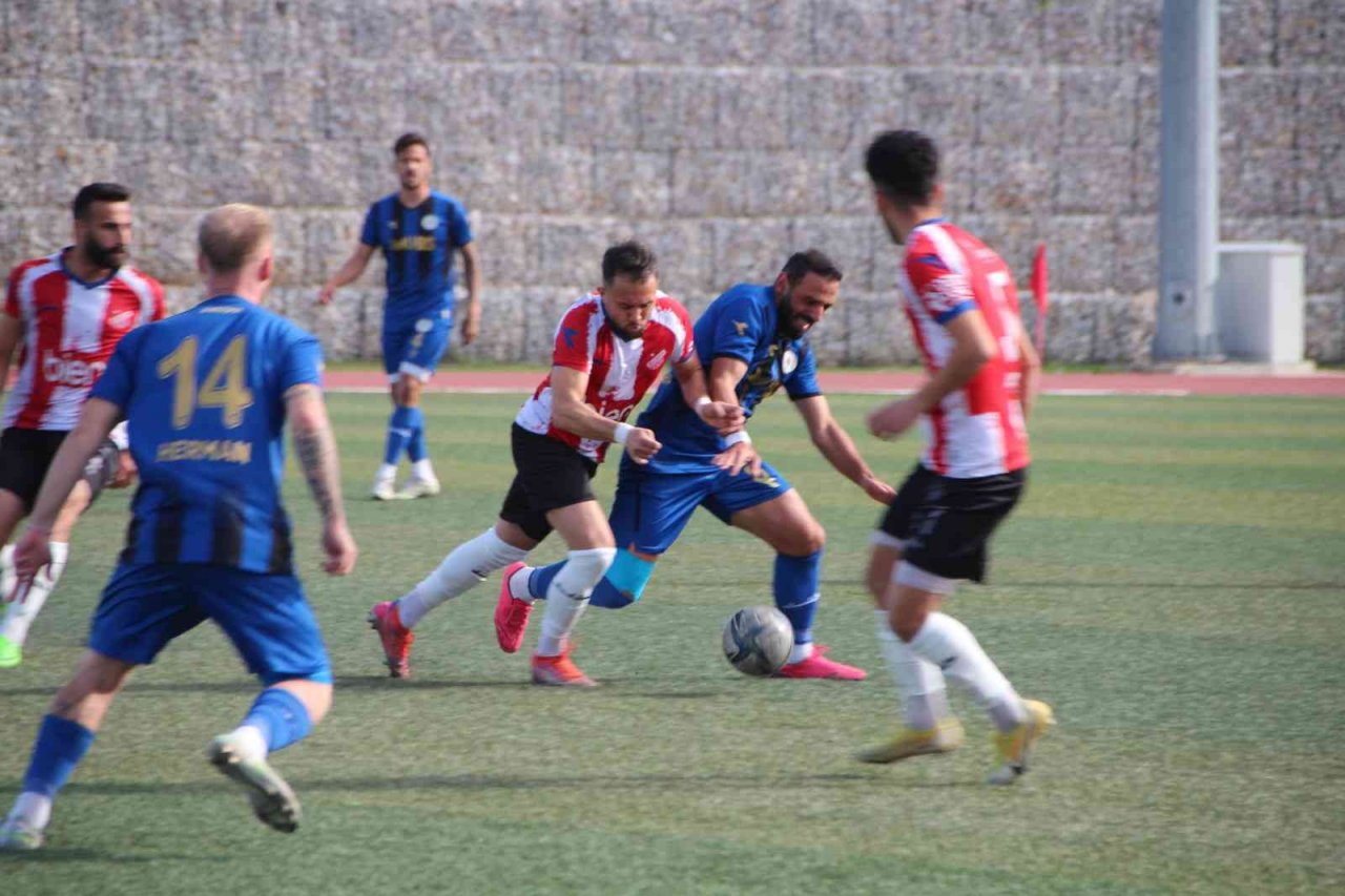 Kırmızı kart gören oyuncu 3 dakika daha sahada top oynadı