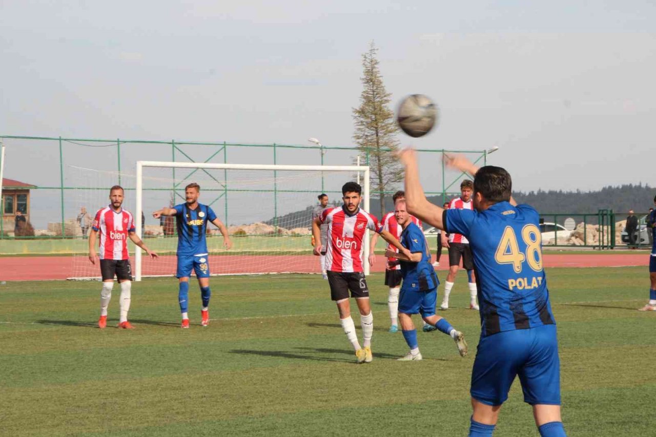 Kırmızı kart gören oyuncu 3 dakika daha sahada top oynadı