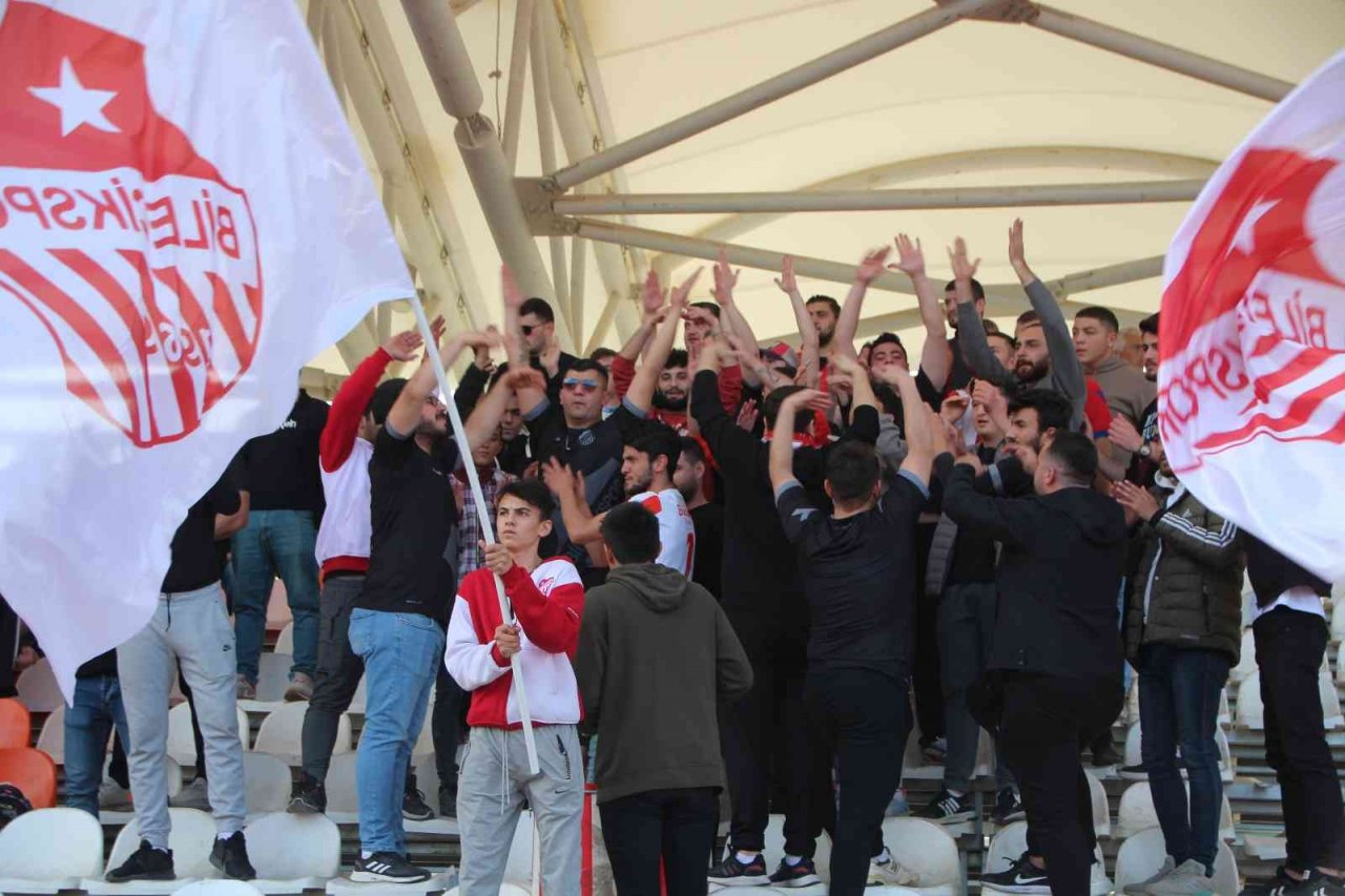 Kırmızı kart gören oyuncu 3 dakika daha sahada top oynadı