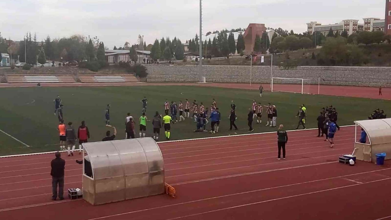 Kırmızı kart gören oyuncu 3 dakika daha sahada top oynadı