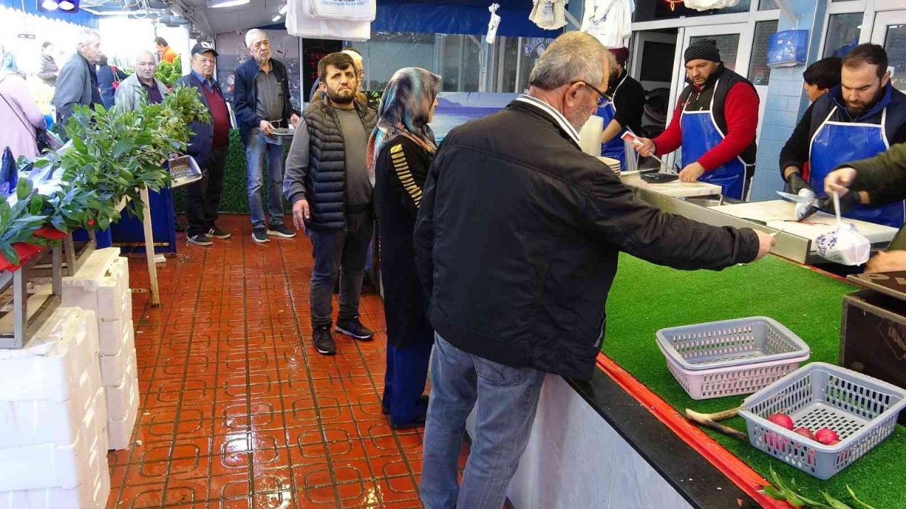 Bolu’da balık tezgahları palamut ve hamsiyle doldu