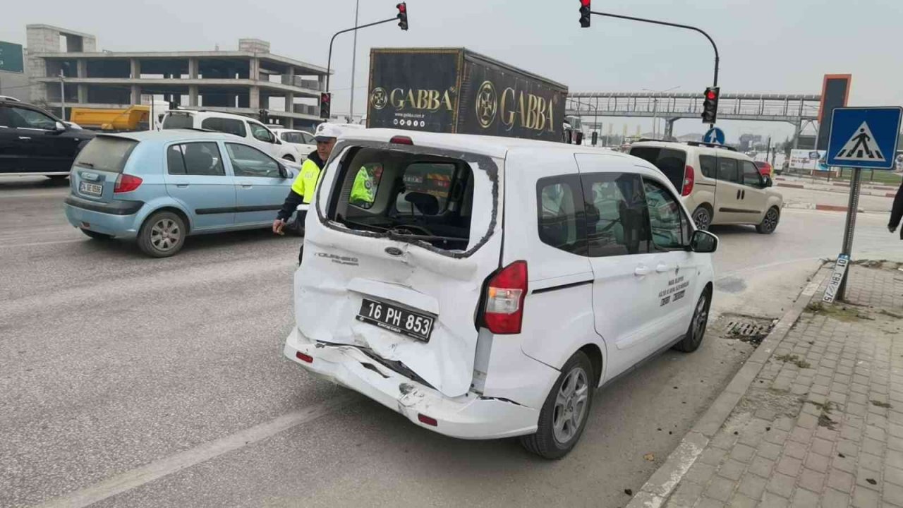 Bursa’da zincirleme kazada ölümden döndüler