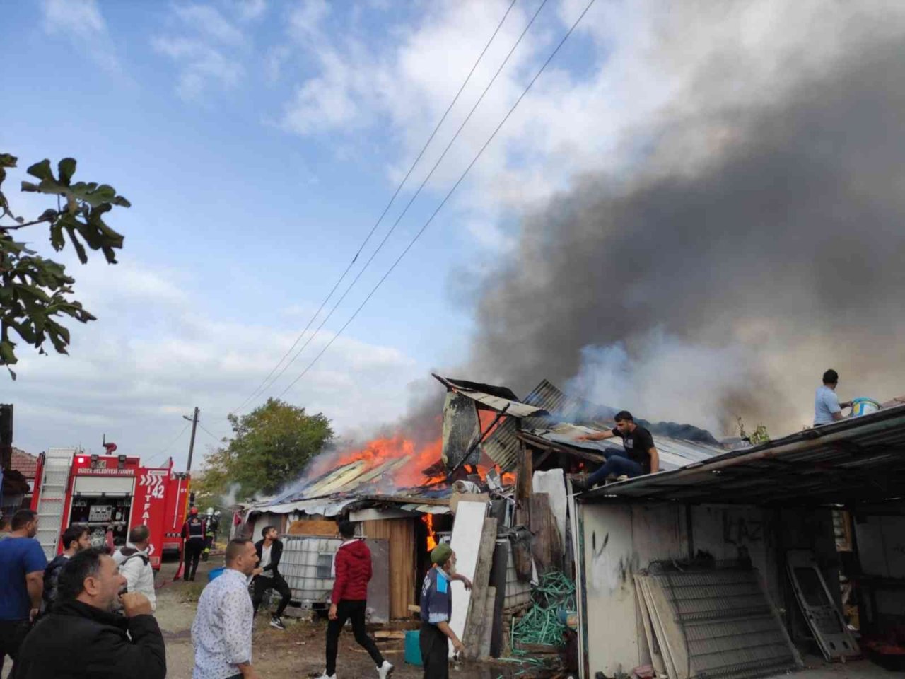Yanan ahır alev topuna döndü