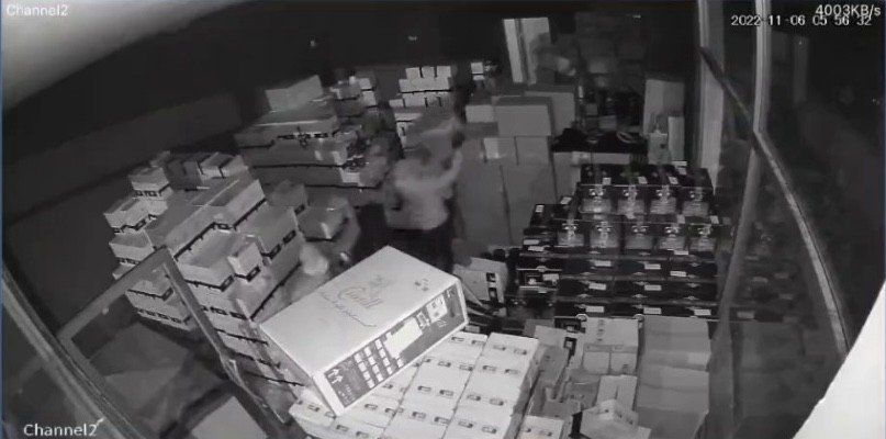 Sancaktepe’de 5 hırsız 130 bin TL değerinde çay ve kahve çaldı