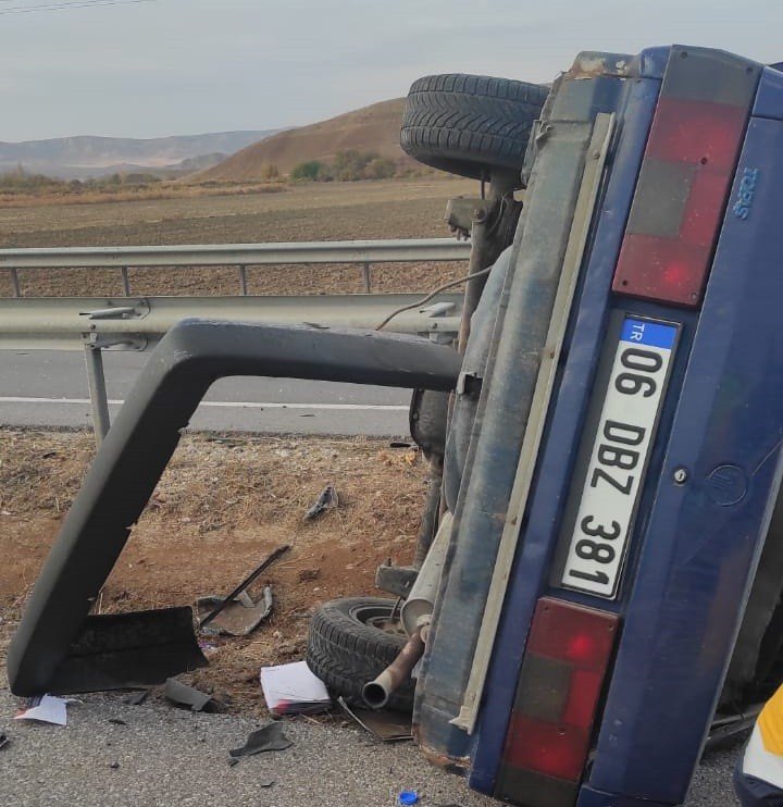 Kontrolden çıkan otomobil refüje devrildi: 5 yaralı