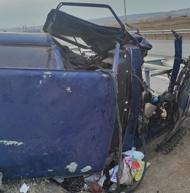 Kontrolden çıkan otomobil refüje devrildi: 5 yaralı