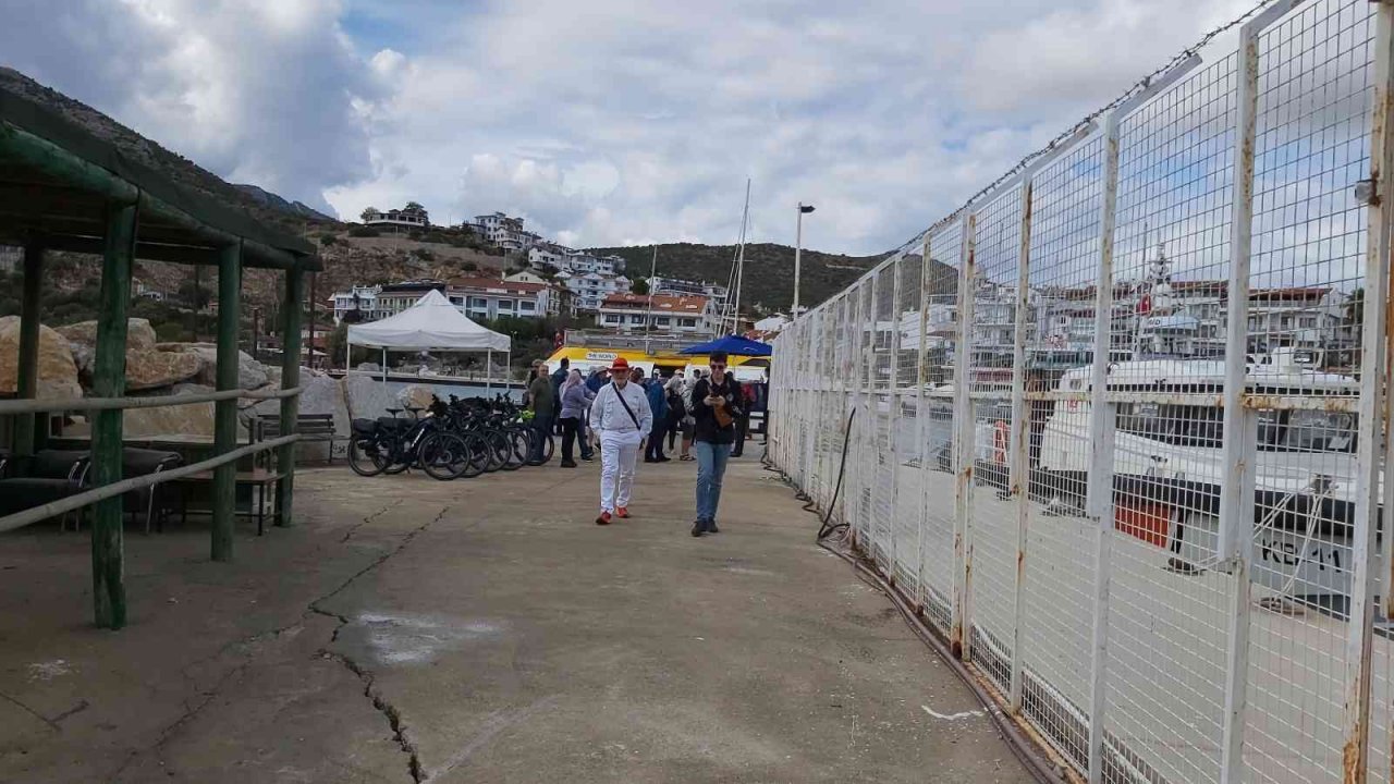 Datça’ya ilk kez kruvaziyer gemisi geldi