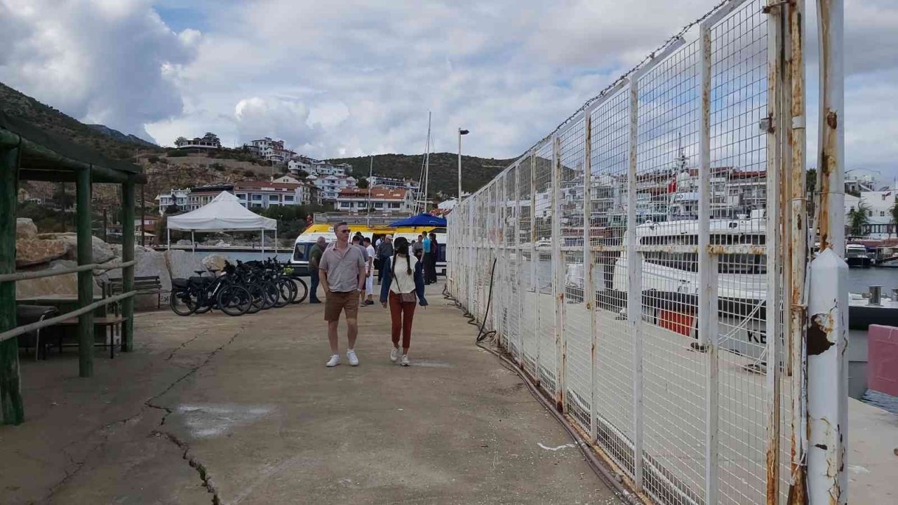 Datça’ya ilk kez kruvaziyer gemisi geldi