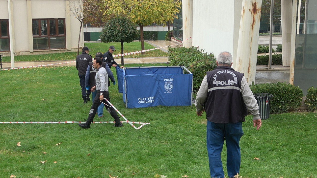 Yaşlı adam parkta ölü bulundu