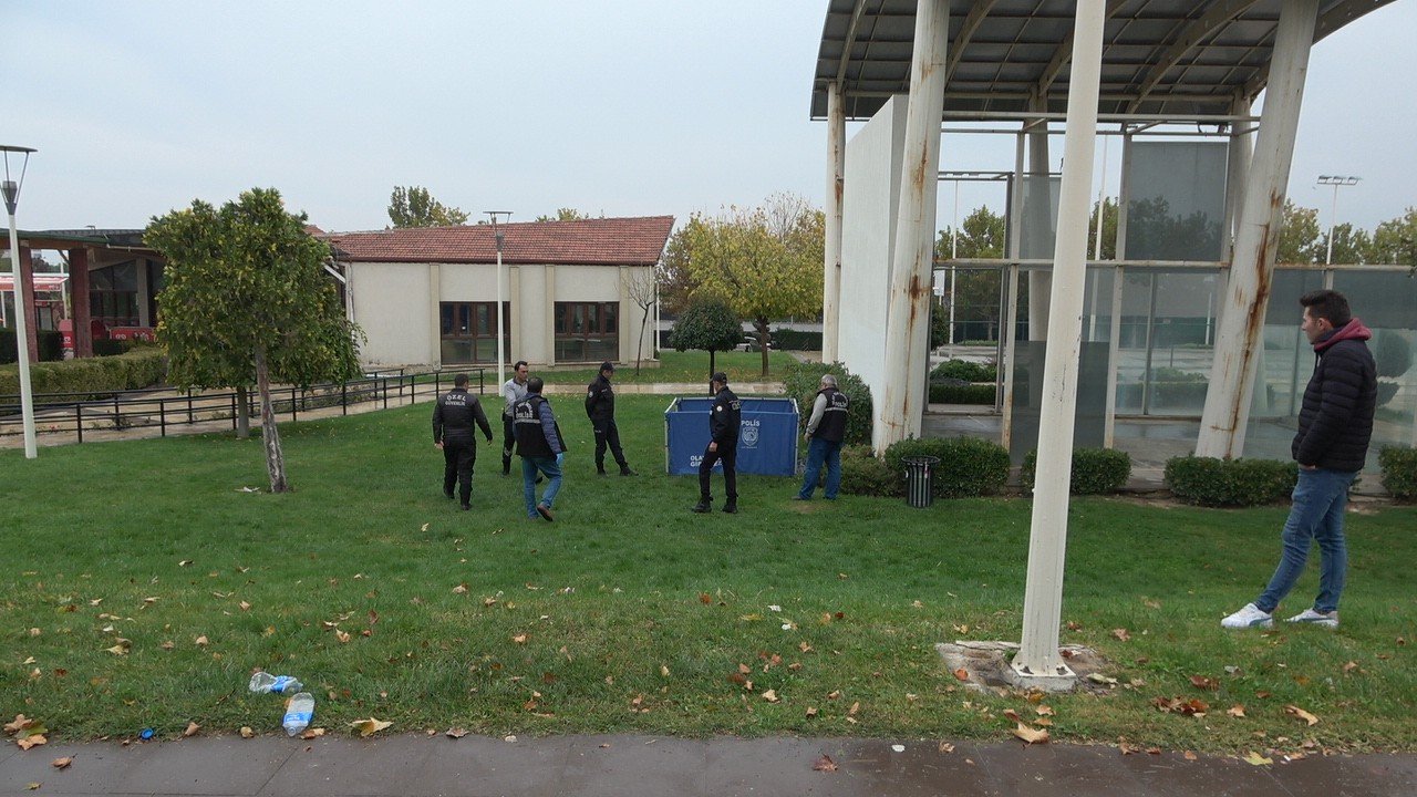 Yaşlı adam parkta ölü bulundu