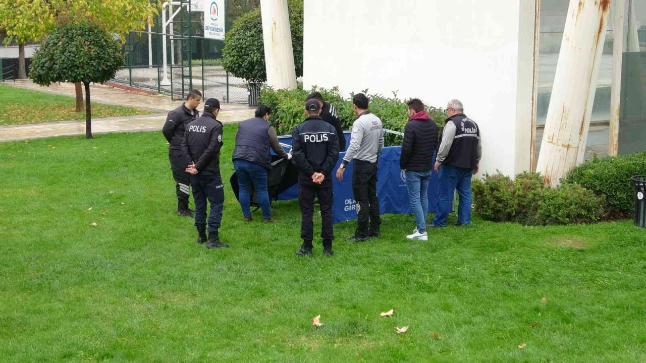 Yaşlı adam parkta ölü bulundu