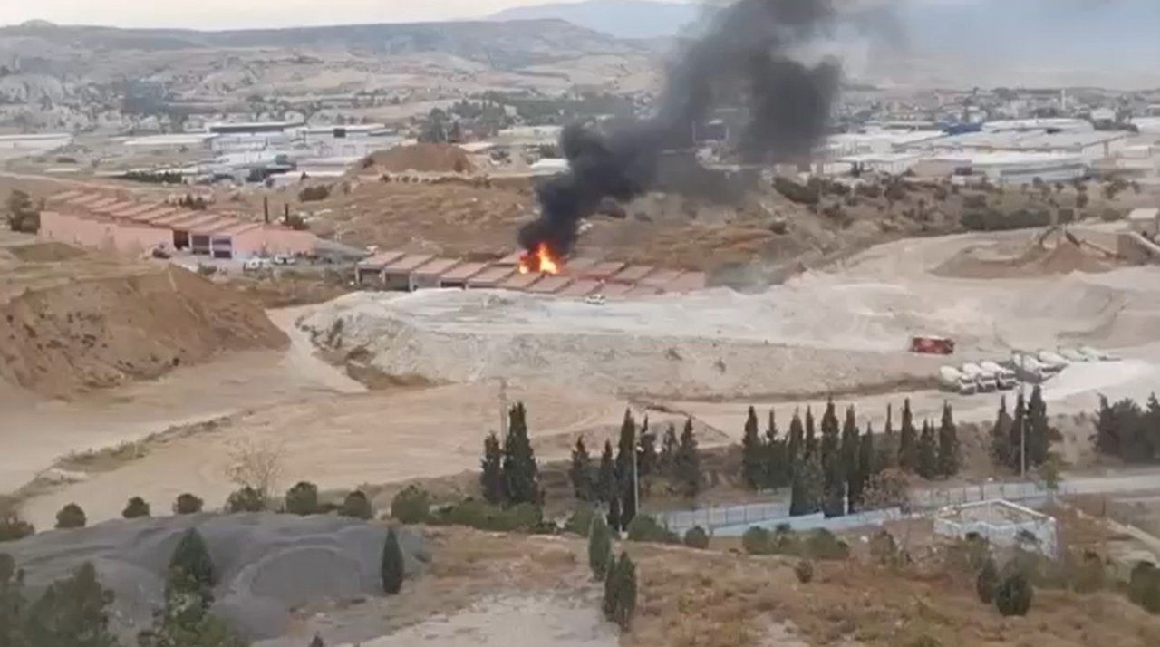 Alev alev yanan işyeri kullanılamaz hale geldi