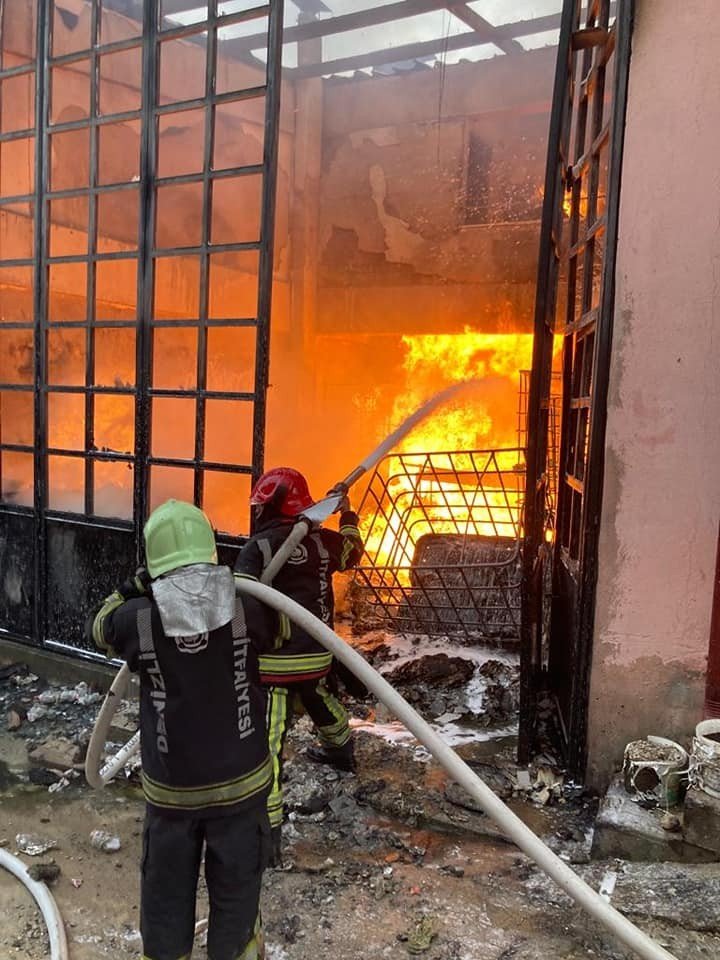 Alev alev yanan işyeri kullanılamaz hale geldi