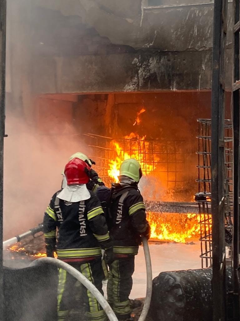 Alev alev yanan işyeri kullanılamaz hale geldi