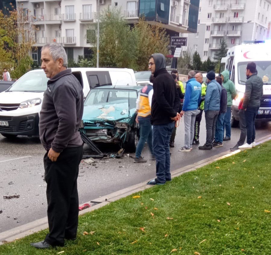 Denizli’de 8 aracın karıştığı zincirleme kazada 4 kişi yaralandı