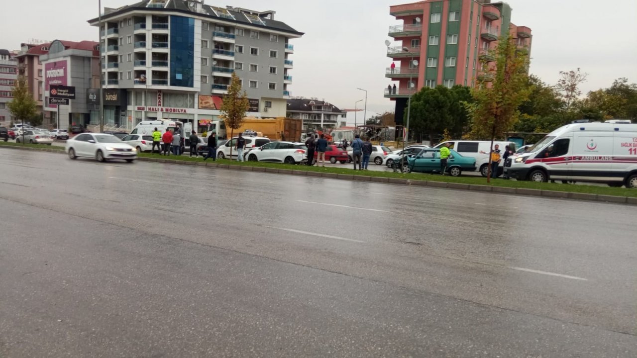 Denizli’de 8 aracın karıştığı zincirleme kazada 4 kişi yaralandı