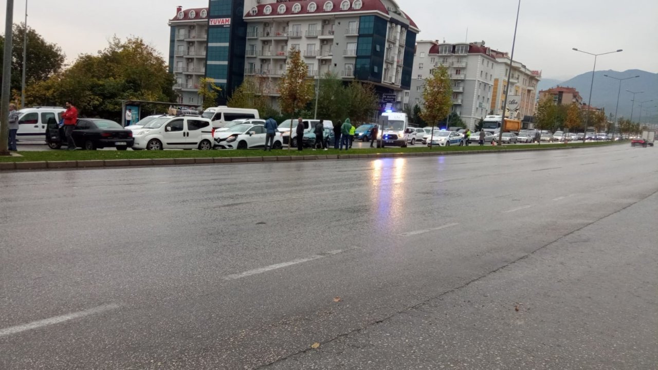 Denizli’de 8 aracın karıştığı zincirleme kazada 4 kişi yaralandı