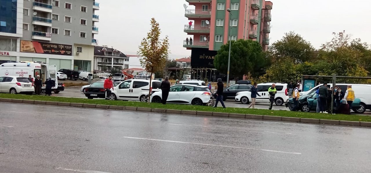 Denizli’de 8 aracın karıştığı zincirleme kazada 4 kişi yaralandı