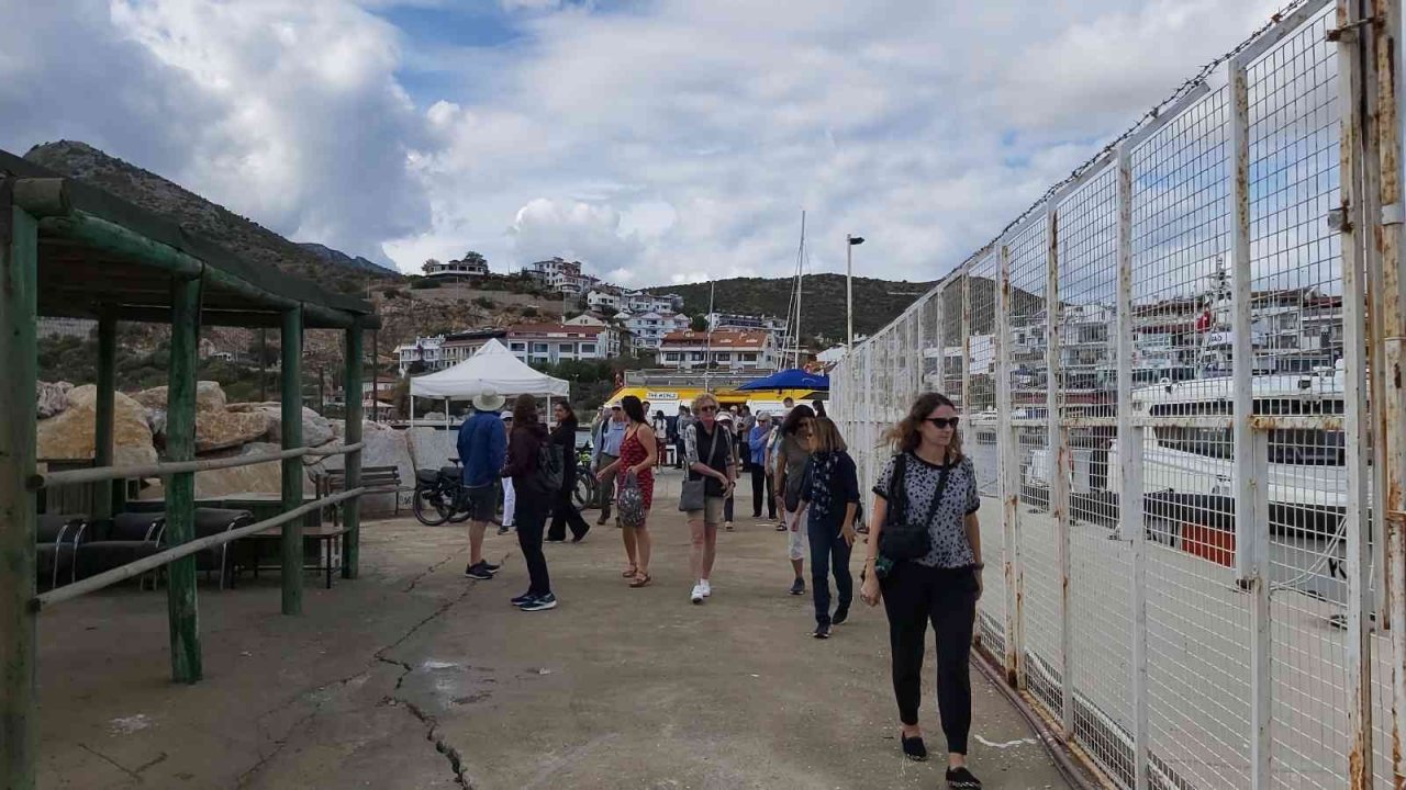 Datça’ya ilk kez kruvaziyer gemisi geldi