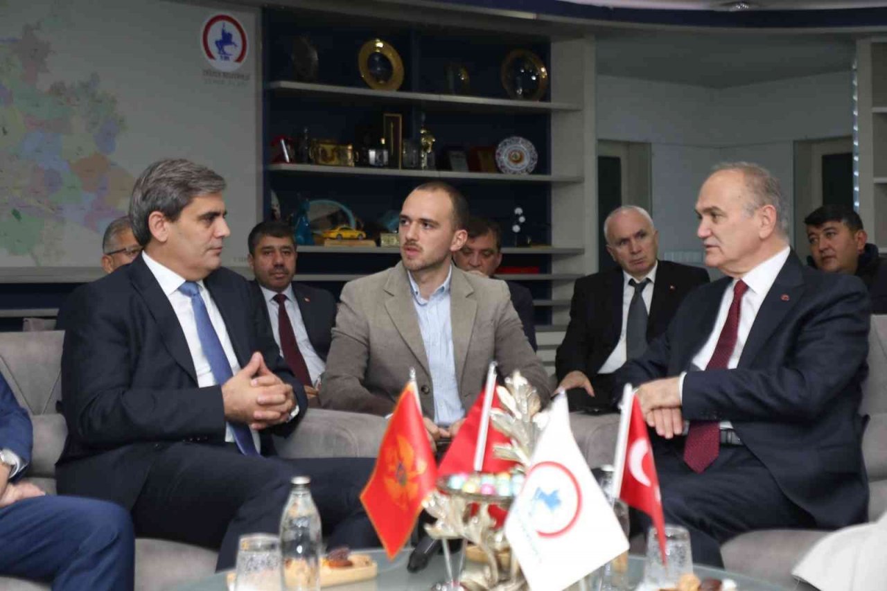 Karadağ heyeti mehter ekibiyle karşılandı