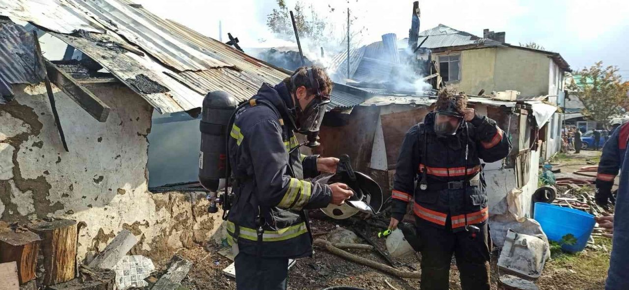 Yanan ahır alev topuna döndü