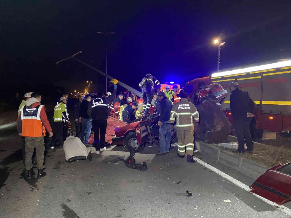 Ehliyetsiz sürücü otomobili direğe çarptı! Paramparça olan araçta Mustafa Alaoğlu öldü, 3 genç yaralı