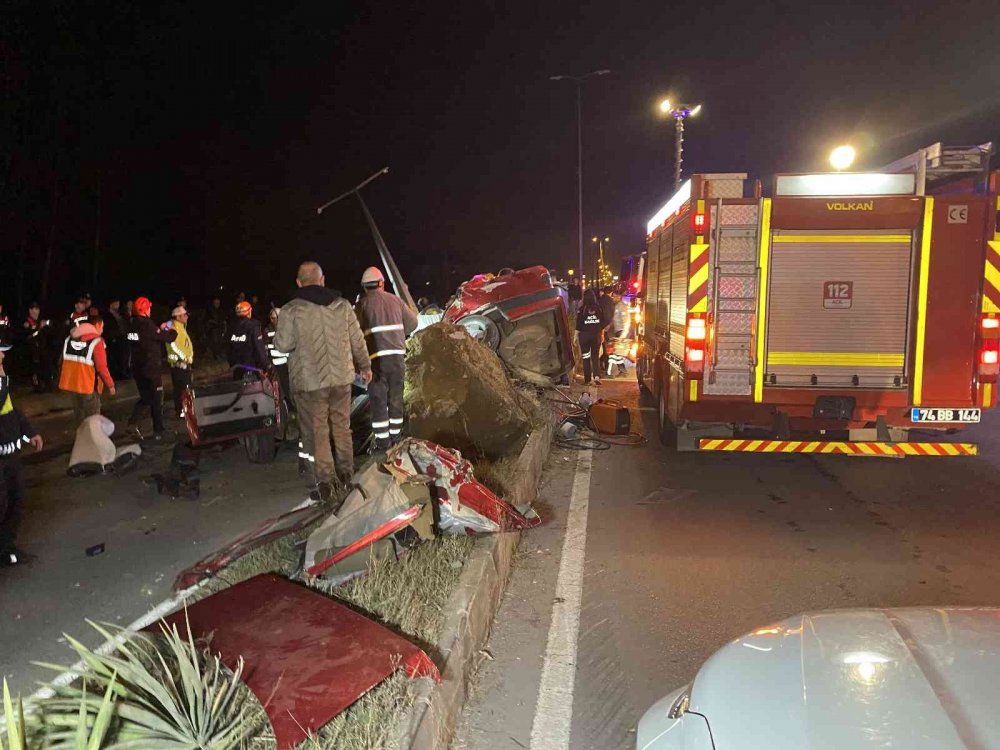 Ehliyetsiz sürücü otomobili direğe çarptı! Paramparça olan araçta Mustafa Alaoğlu öldü, 3 genç yaralı
